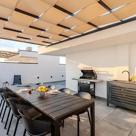 Beachfront Azzurro With Seaview *