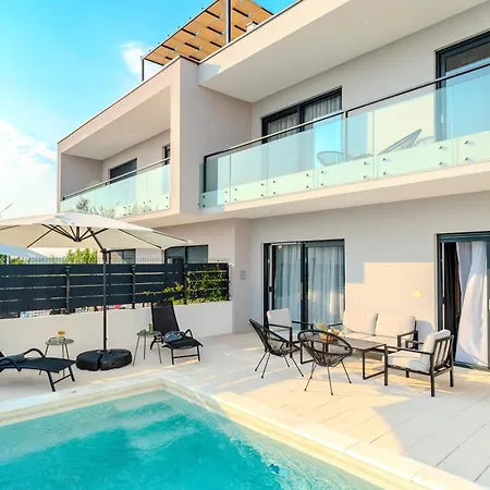 Beachfront Azzurro With Seaview